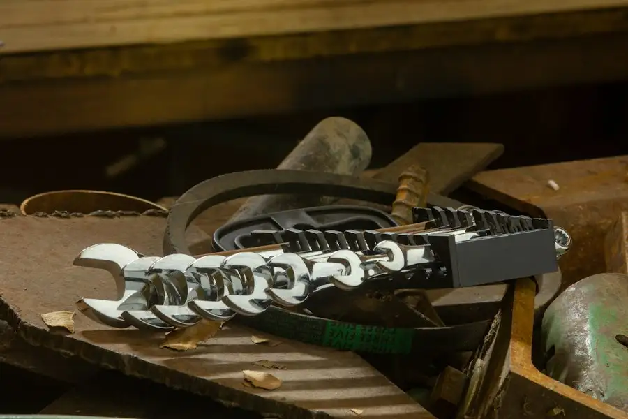 Matraca y dados sobre una lámina de metal