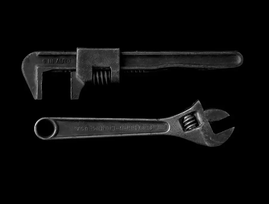 Llave Stillson y llave ajustable sobre fondo oscuro